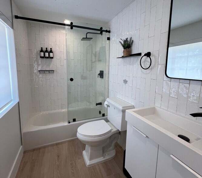 More Photos Of 511 16th St, Miami Beach Hospitality For Sale