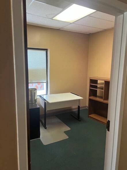 More Photos Of 1785 Grassland Pky, Alpharetta Showroom For Lease