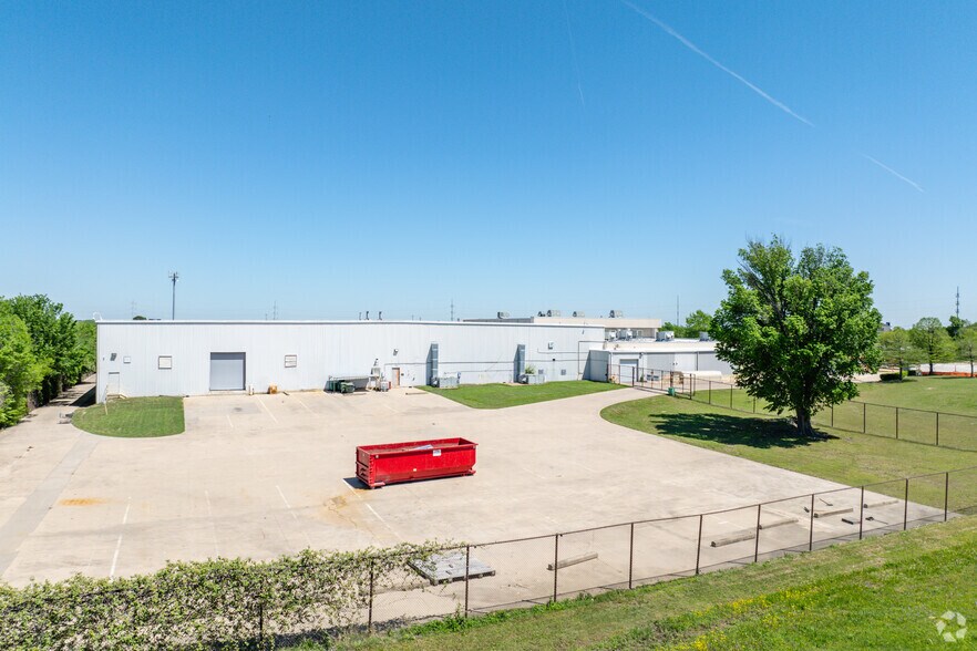 More Photos Of 6625 Iron Horse Blvd, North Richland Hills Distribution For Lease