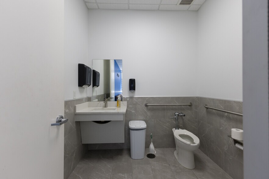 More Photos Of 17555 Roberts Rd, Hockley Industrial For Lease