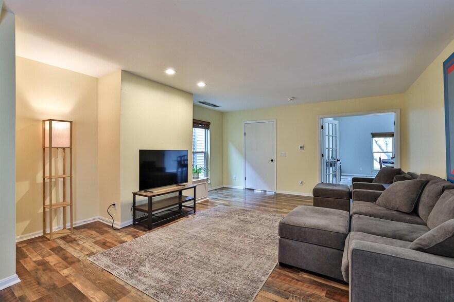 More Photos Of 2039 Madison Rd, Cincinnati Storefront Retail Office For Sale