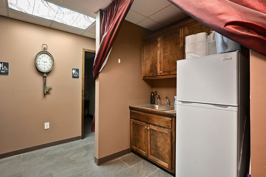 More Photos Of 304 SW Market St, Lee's Summit General Retail For Sale