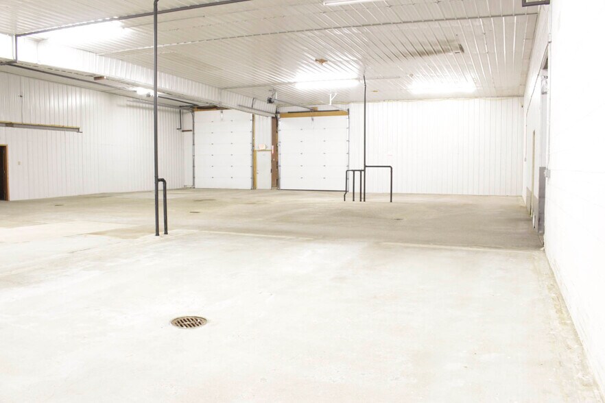 More Photos Of 3355 Ridge Rd, Green Bay Light Distribution For Lease