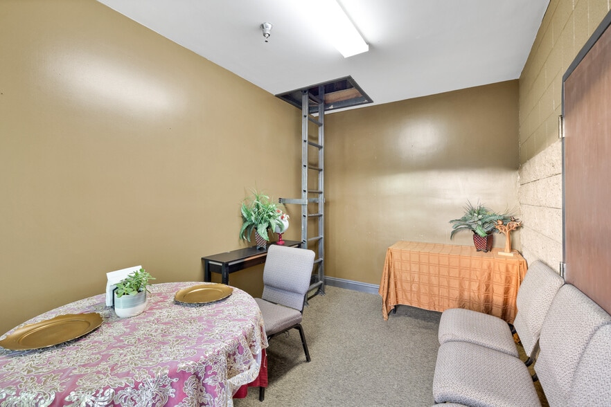 More Photos Of 17180 Soledad Canyon Rd, Canyon Country Religious Facility For Sale