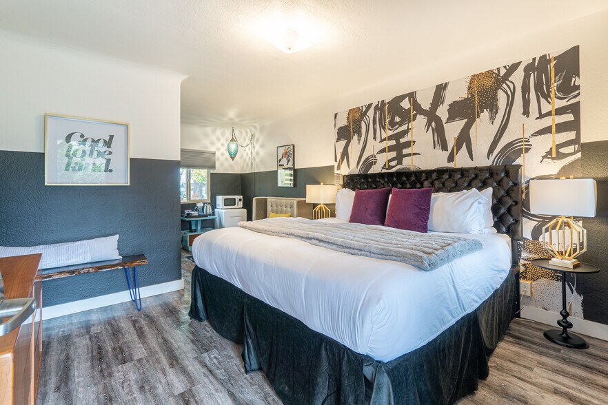 More Photos Of 1175 2nd St SE, Bandon Hotel For Sale