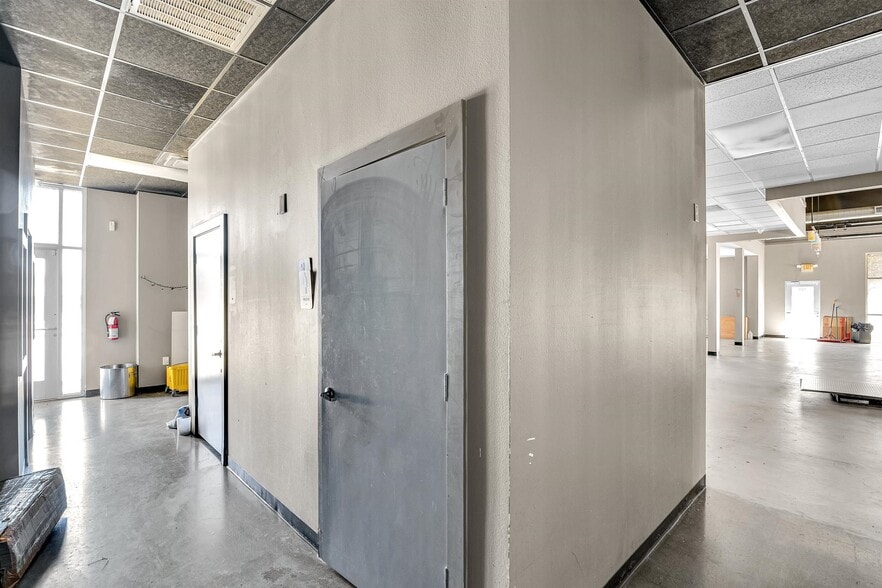 More Photos Of 1713 Park Pl, College Station General Retail For Lease