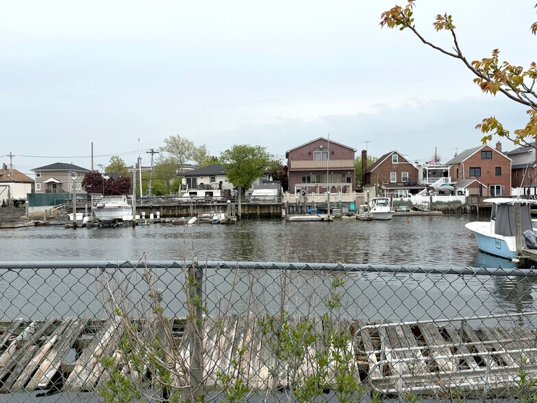 More Photos Of 15913 Crossbay Blvd, Howard Beach Storefront Retail Office For Lease