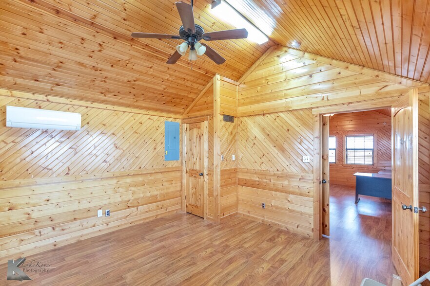 More Photos Of 10027 S Frontage Rd, Clyde Manufacturing For Sale