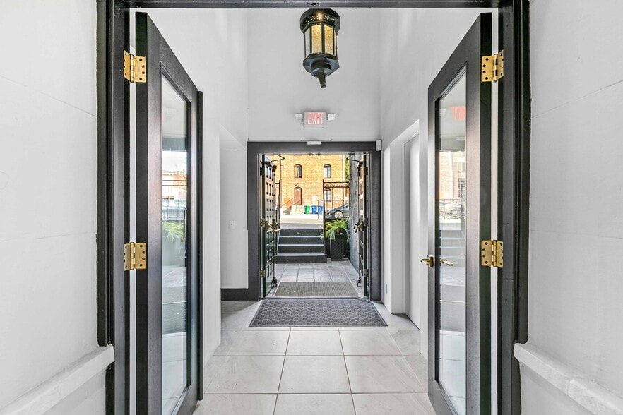 More Photos Of 210 S Kenwood St, Glendale Loft Creative Space For Lease