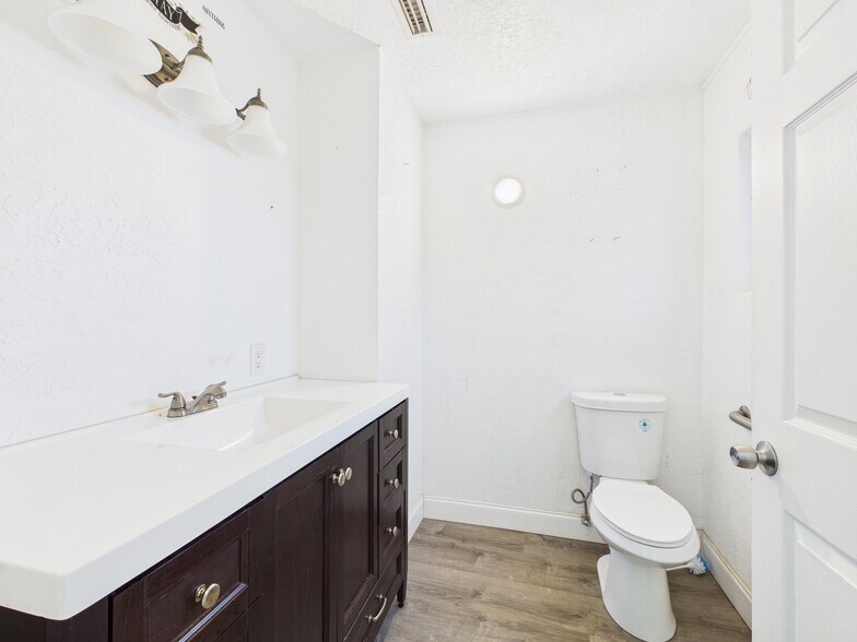 More Photos Of 1 Beverly Hills Blvd, Beverly Hills General Retail For Sale