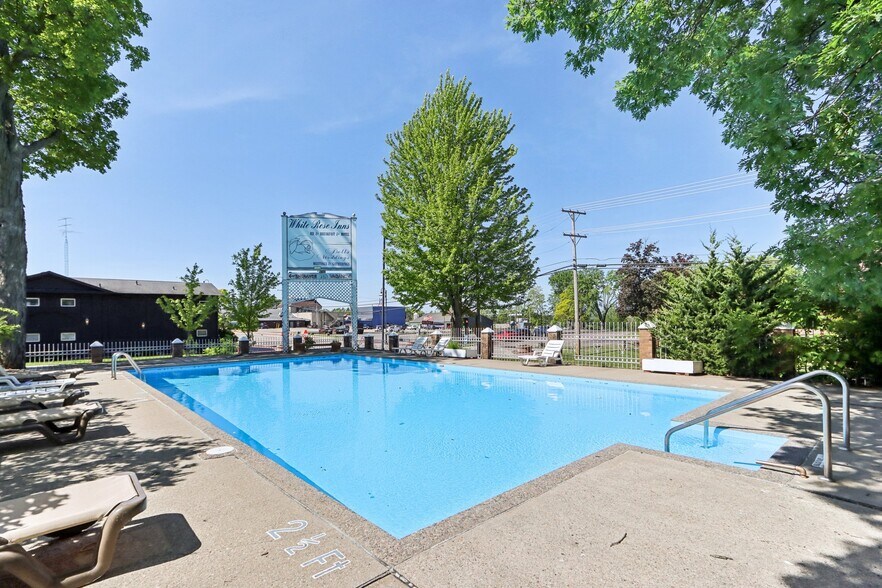 More Photos Of 910 River Rd, Wisconsin Dells Hotel For Sale