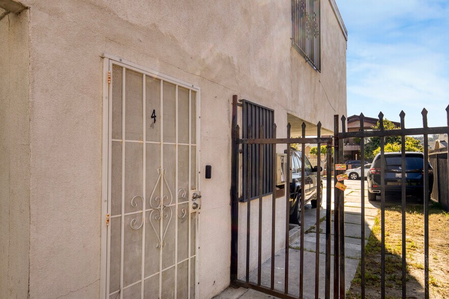 More Photos Of 5447 Blackwelder St, Los Angeles Apartments For Sale