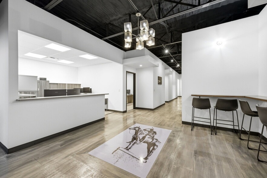 More Photos Of 326 SE Douglas St, Lees Summit Office For Sale