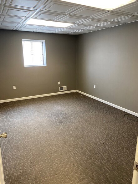 More Photos Of 665 Dawson Dr, Newark Showroom For Lease