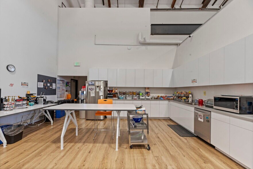 More Photos Of 850 Hampshire Rd, Westlake Village Office For Lease