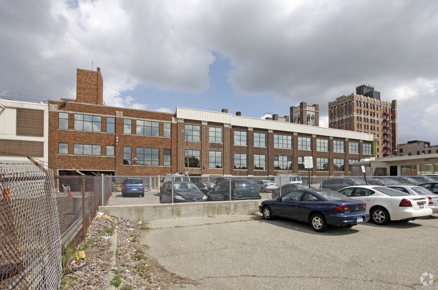 More Photos Of 48 W Huron St, Pontiac Distribution For Lease