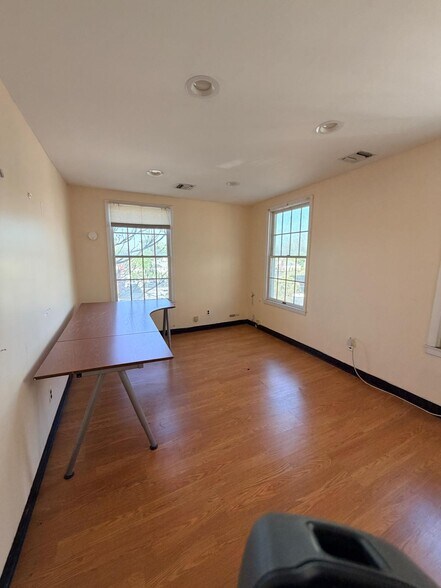 More Photos Of 27-33 Plandome Rd, Manhasset Storefront Retail Office For Lease