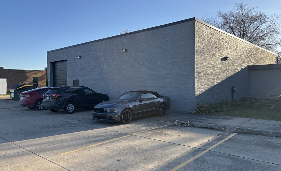 More Photos Of 111 Shore Dr, Burr Ridge Manufacturing For Sale