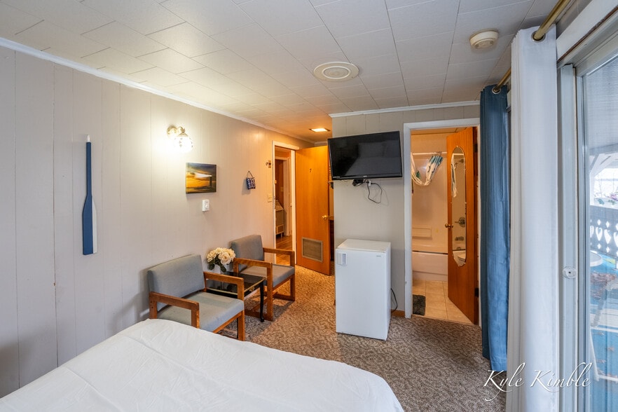 More Photos Of 104 W Houghton Lake Dr, Prudenville Hotel For Sale