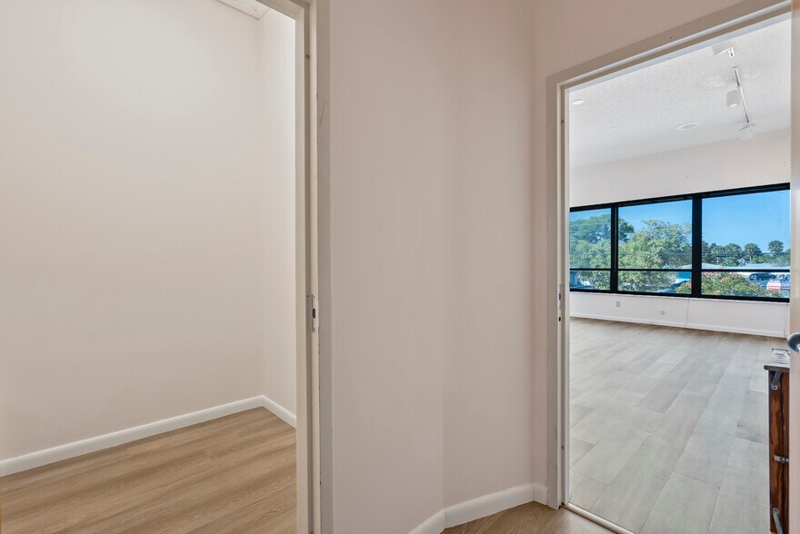 More Photos Of 900 SE Ocean Blvd, Stuart Office For Lease