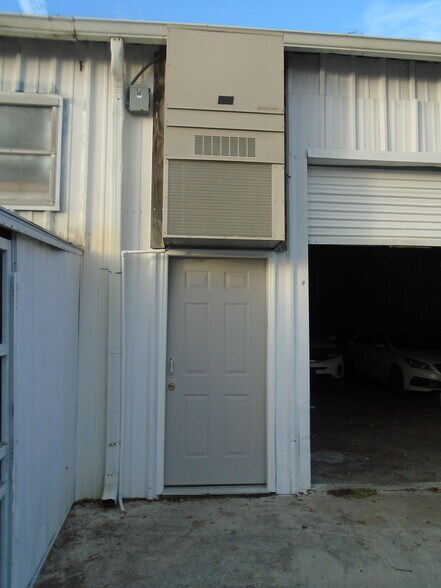 More Photos Of 8025 Anderson Rd, Tampa Flex For Lease