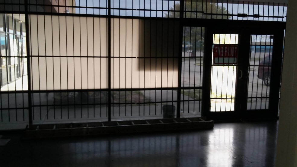 More Photos Of 455 W Parker Rd, Houston General Retail For Lease