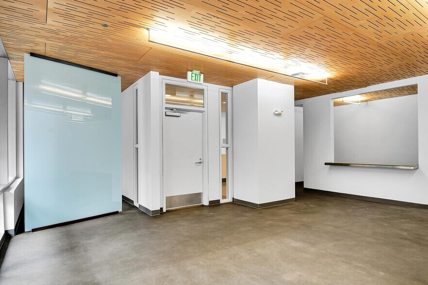 More Photos Of 2727 Western Ave, Seattle Loft Creative Space For Lease