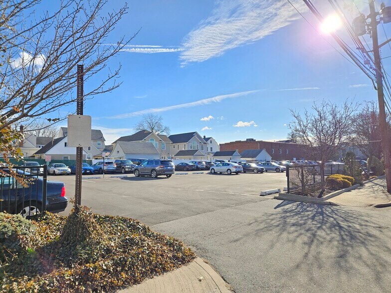 More Photos Of 36-50 Lakeville Rd, New Hyde Park Office For Lease