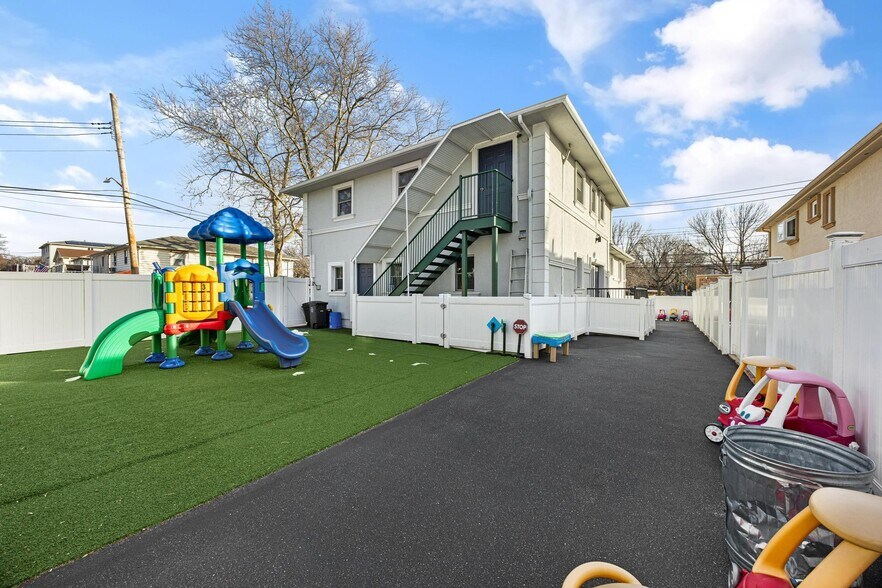 More Photos Of 55 Wyona Ave, Staten Island General Retail For Sale