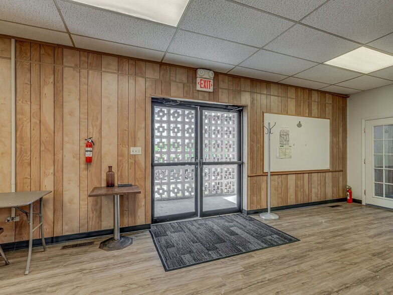 More Photos Of 111 N 4th St, Seminole Office For Sale