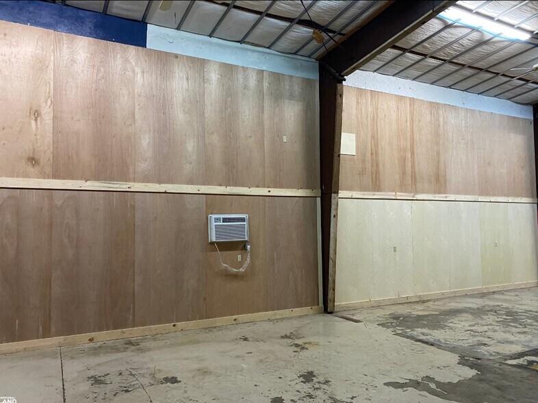 More Photos Of 1701 S Timber St, Stuttgart Office Residential For Sale