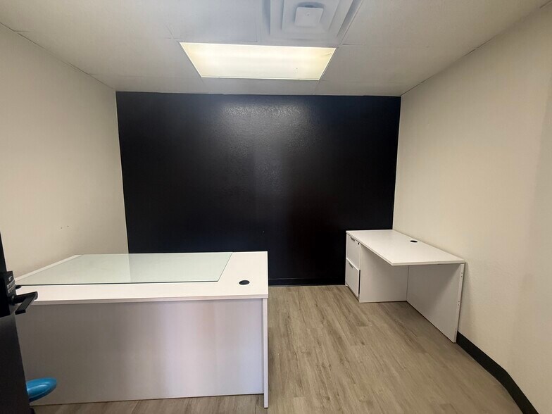 More Photos Of 325 W Melinda Ln, Phoenix Manufacturing For Lease