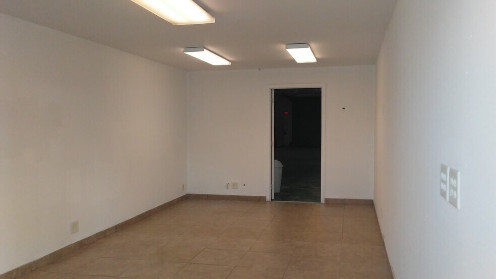 More Photos Of 4028-4030 NE 6th Ave, Oakland Park Warehouse For Lease