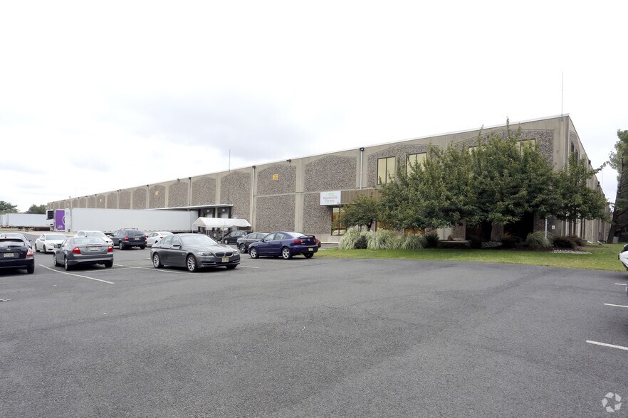More Photos Of 96-100 Executive Ave, Edison Warehouse For Lease
