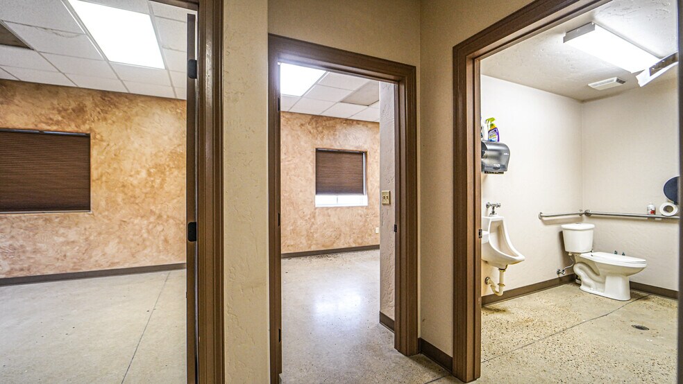 More Photos Of 5500 SW Moody St, Victoria Manufacturing For Sale