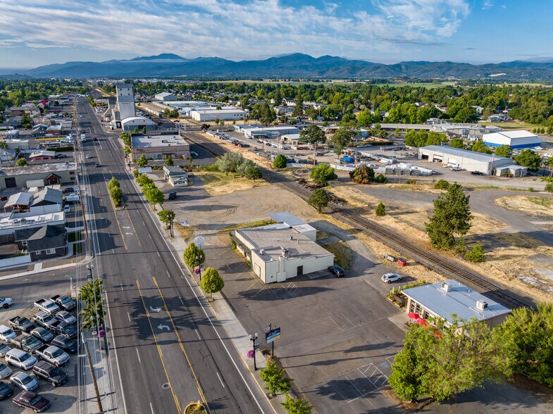More Photos Of 211 Front St, Central Point General Retail For Sale