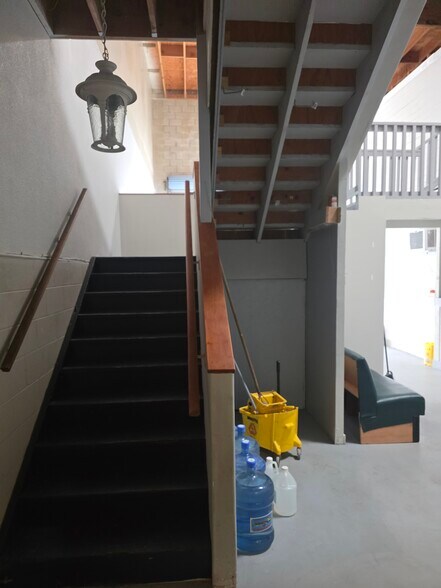 More Photos Of 99-930 Iwaena St, Aiea Warehouse For Lease