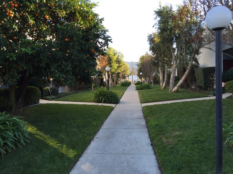 More Photos Of 996 Lawrence Dr, Newbury Park Warehouse For Lease