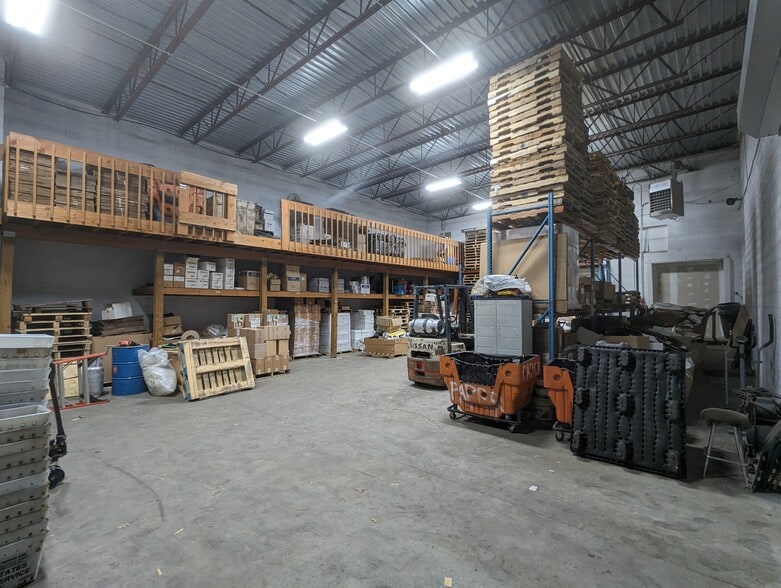 More Photos Of 1166-1200 W Chestnut St, Union Township Showroom For Lease