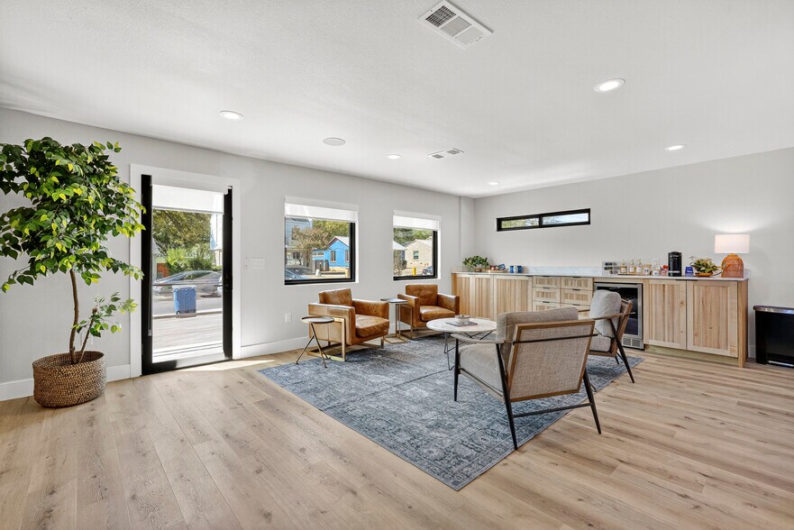 More Photos Of 1708 W Koenig Ln, Austin Office Residential For Sale