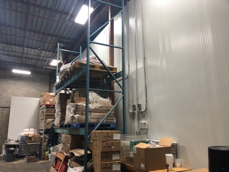 More Photos Of 795 Boul Curé-Labelle, Laval General Retail For Sale