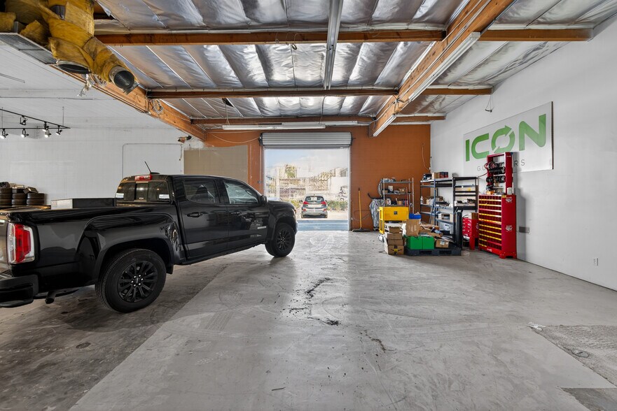 More Photos Of 8116-8144 Deering Ave, Canoga Park Warehouse For Lease