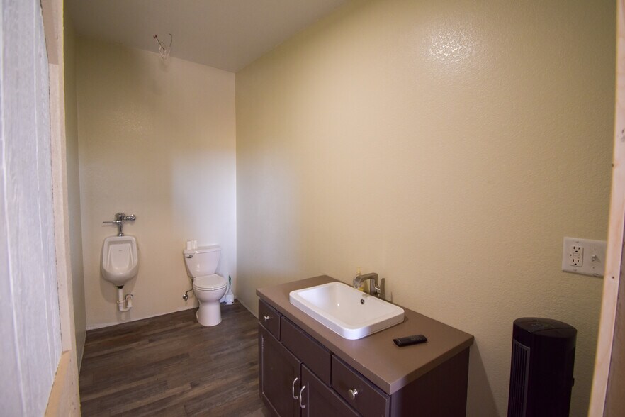 More Photos Of 823 Center Ave, Curtis Warehouse For Lease