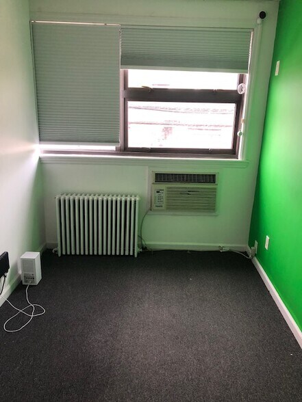 More Photos Of 860-864 Willis Ave, Albertson Storefront Retail Office For Lease