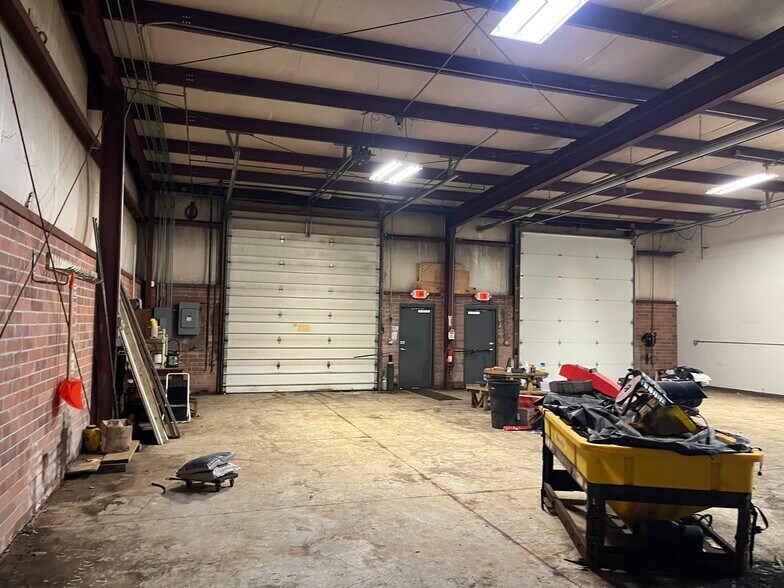 More Photos Of 100 Pelret Industrial Pky, Berea Showroom For Lease