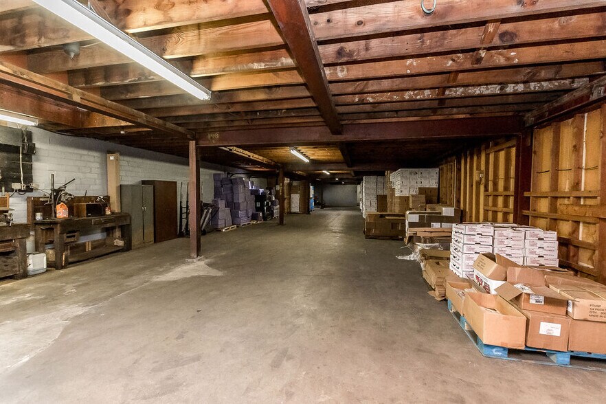 More Photos Of 196 Carlton Dr, Inwood Industrial For Sale