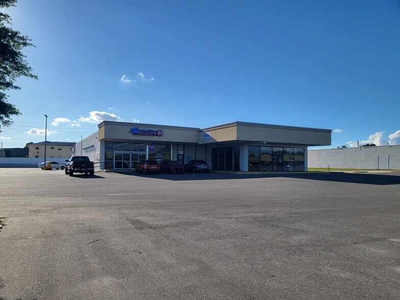 More Photos Of 2751 W Old US Highway 441, Mount Dora General Retail For Sale