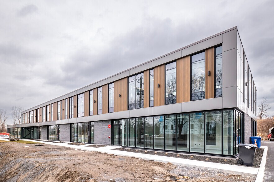 More Photos Of 1250 Rte Édouard-VII, Saint-Philippe Showroom For Sale