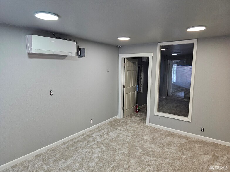 More Photos Of 116 Smokey St, Fort Collins Flex For Sale