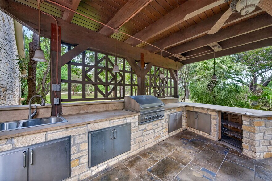 More Photos Of 2234 Highway 90 w, Castroville Flex For Sale